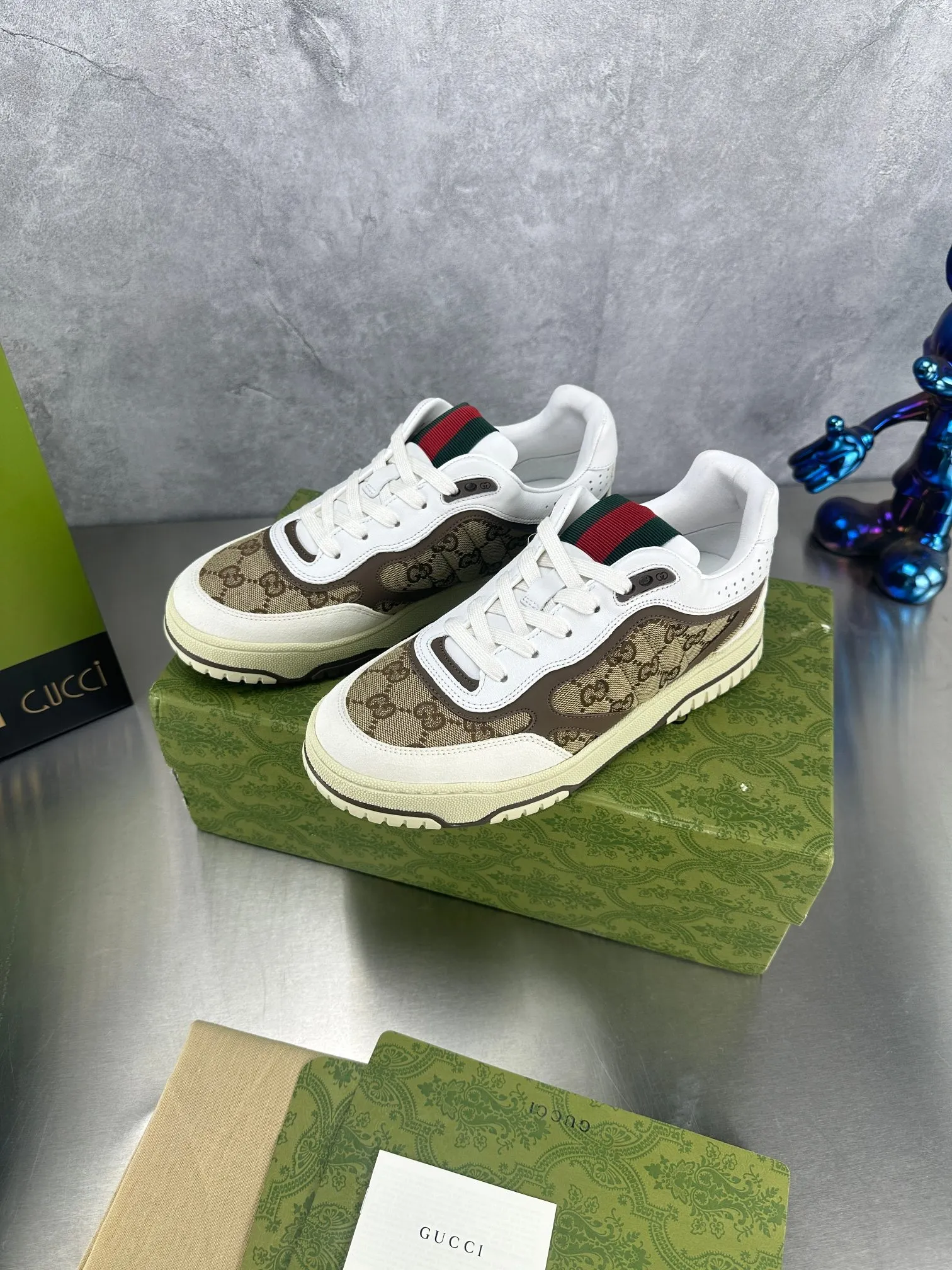 👟👟Ex-factory price 600👟👟 Gucci's latest hot-selling series of high and low-cut distressed couple's sneakers are shipped. The original version is purchased, developed and manufactured. This high-low top sneaker adopts a basketball-style silhouette design, cleverly integrated with hollow panels and distressed effects, showing its unique ingenuity. The ingenuity incorporates brand logo details such as interlocking Double G styling accessories and Gucci lettering, a low-key tribute to the brand's design heritage. Exquisite packaging at the delivery counter 🛍📦 ▪️ Fabric: Original customized imported first-layer cowhide ▪️ Inner lining: Imported first-layer cowhide ▪️ Sole: Original molded TPU sole ▪️ Sole thickness: 3cm ▪️ Size: 35-46 (Male 38 46 customized)